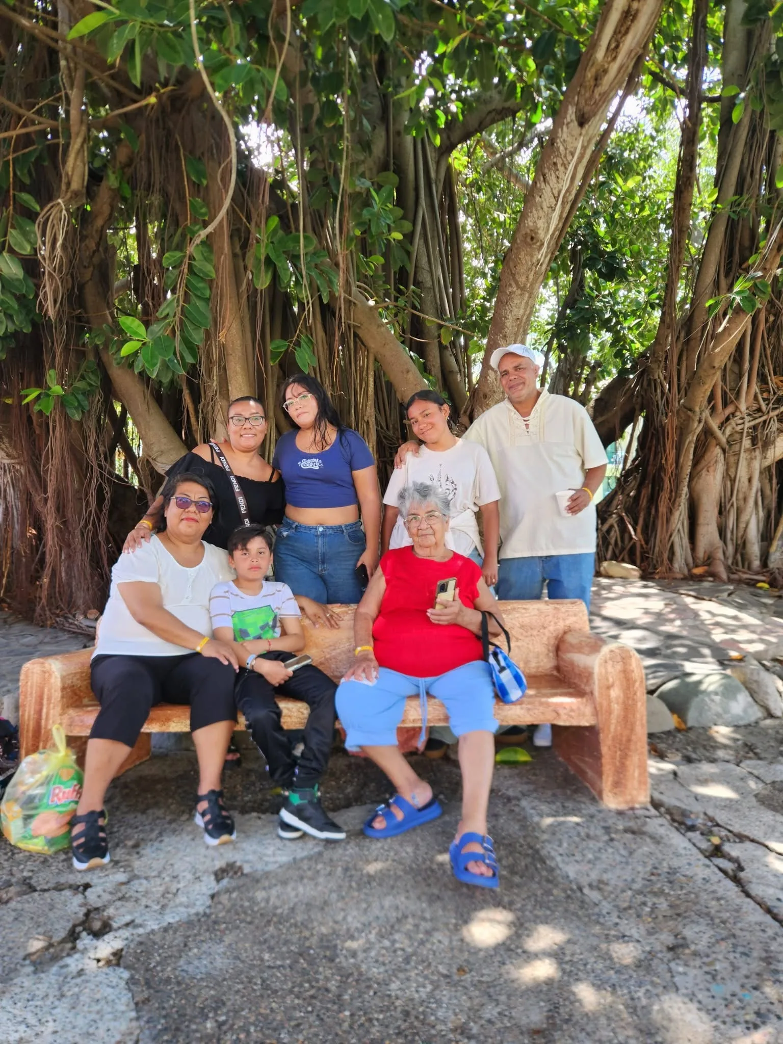 Familia en zona arbolada durante viaje