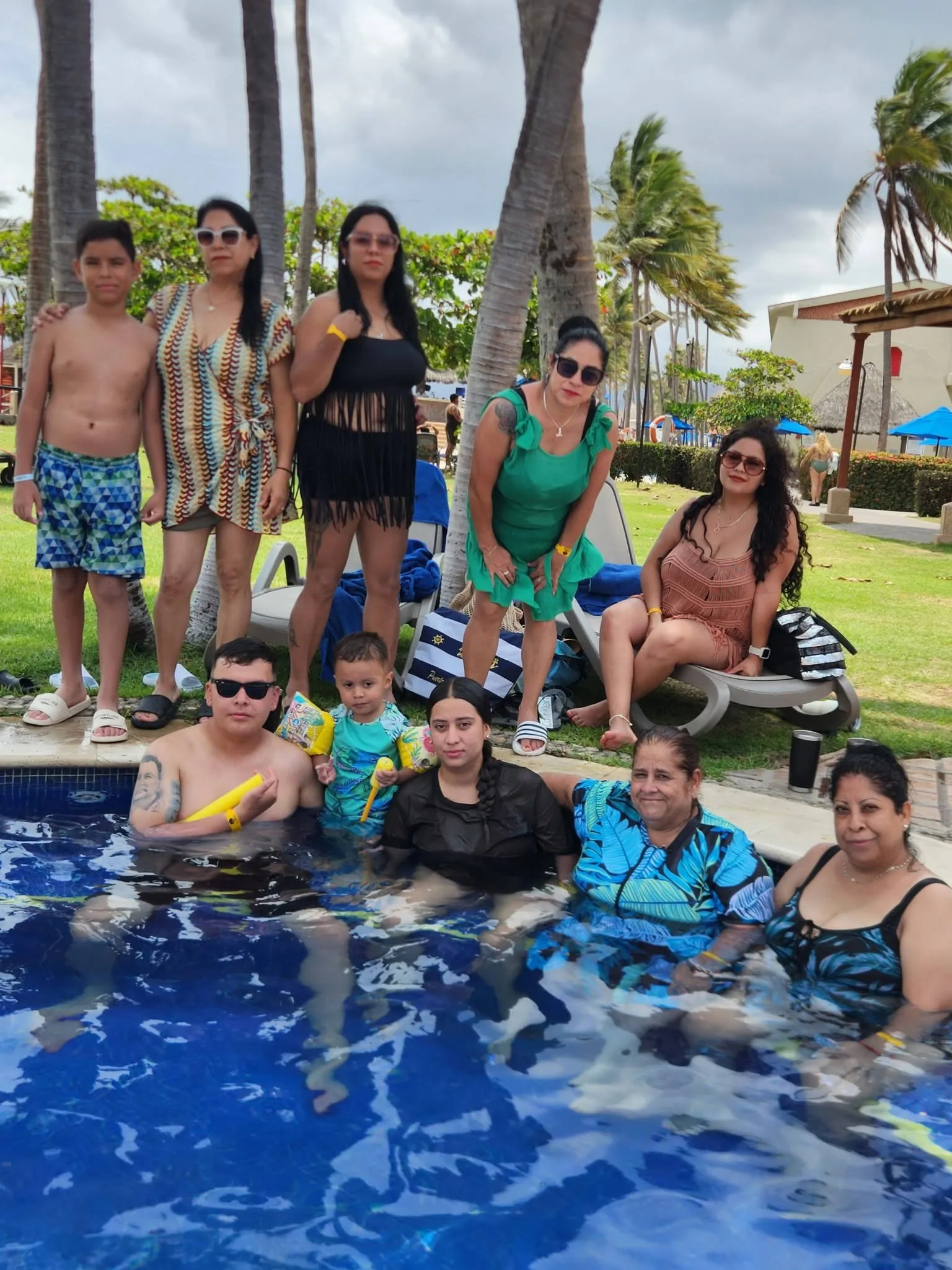 Grupo disfrutando alberca