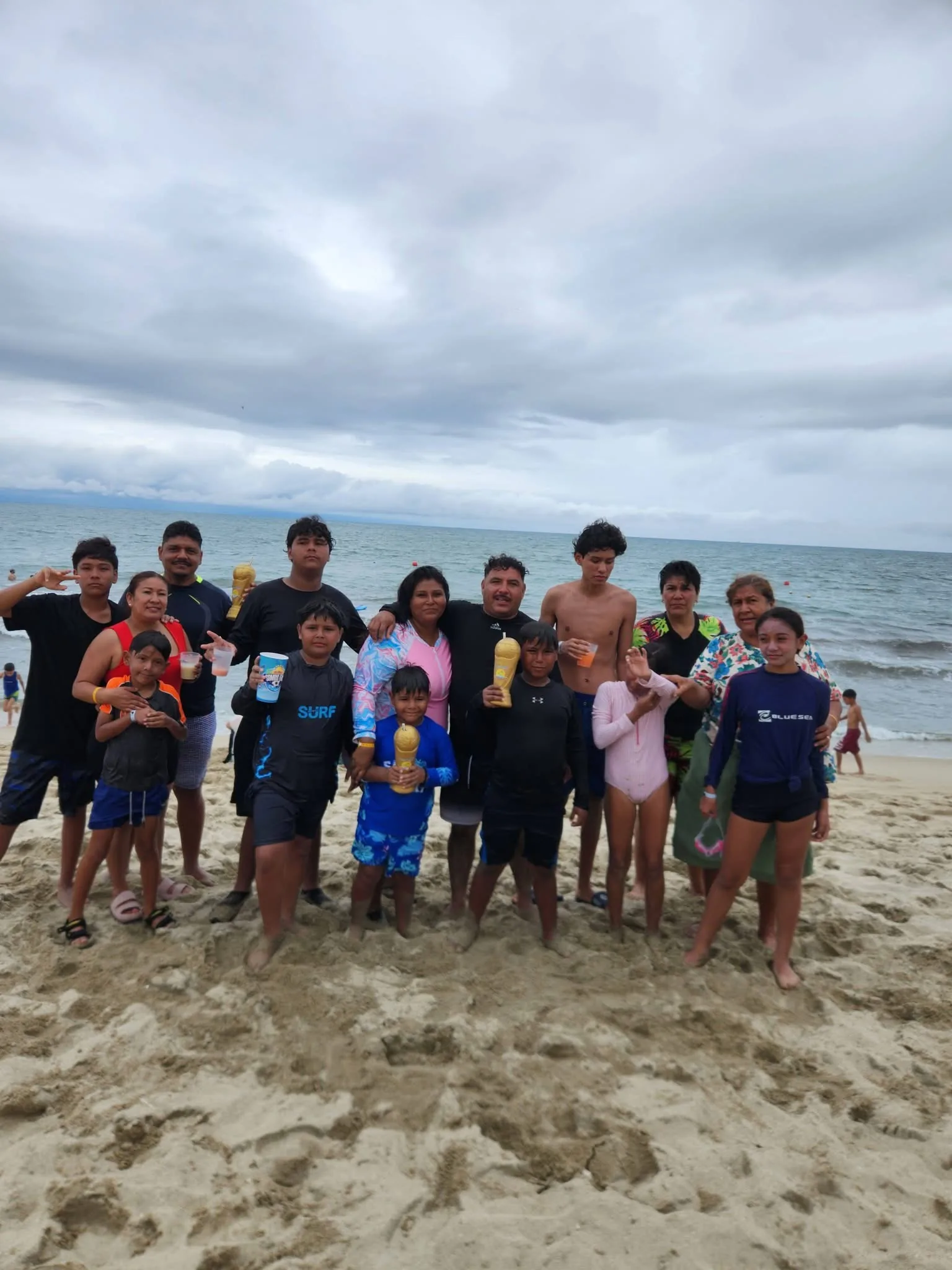 Grupo en playa con recuerdos de viaje