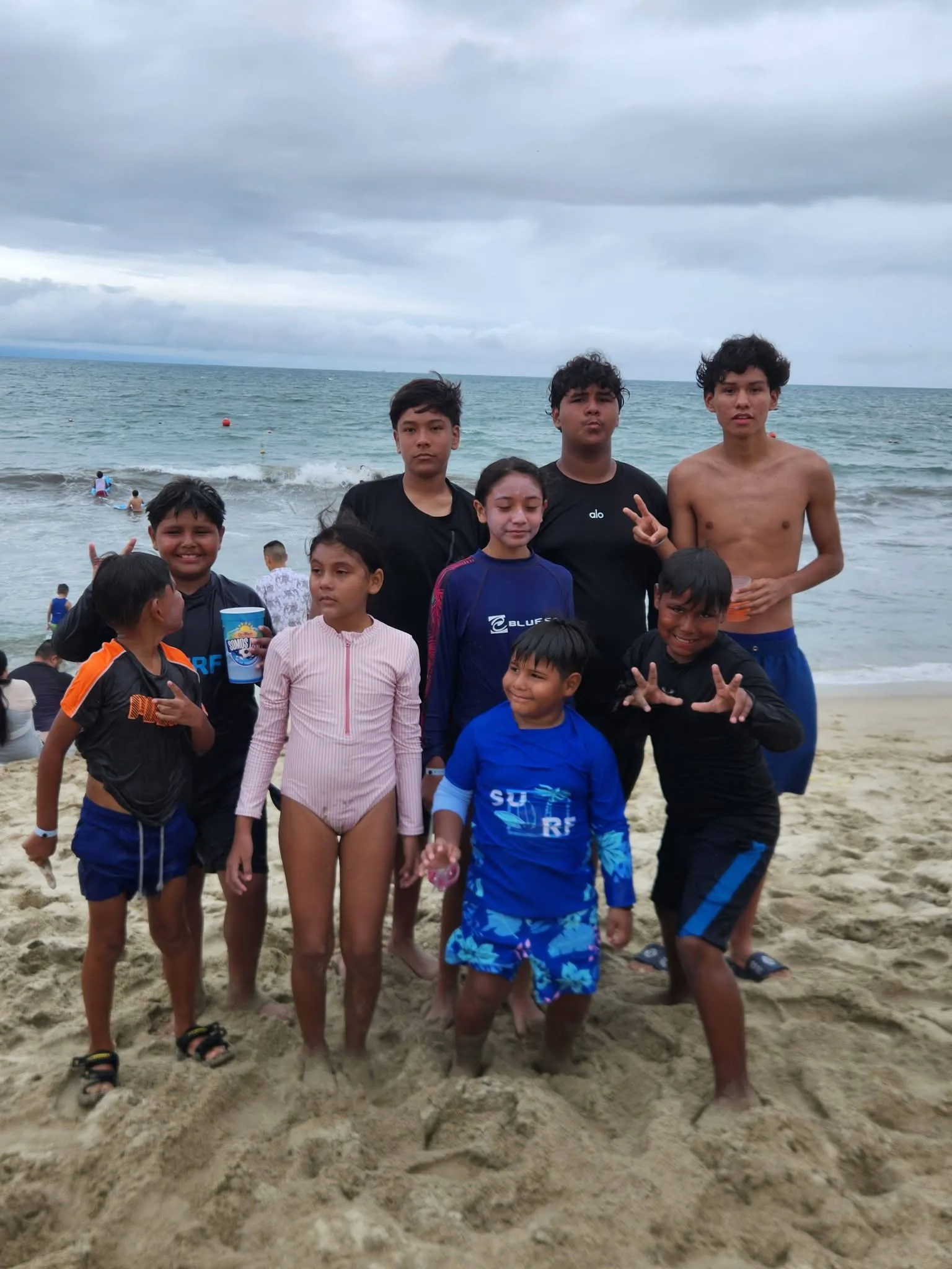 Grupo de niños y jóvenes en la playa